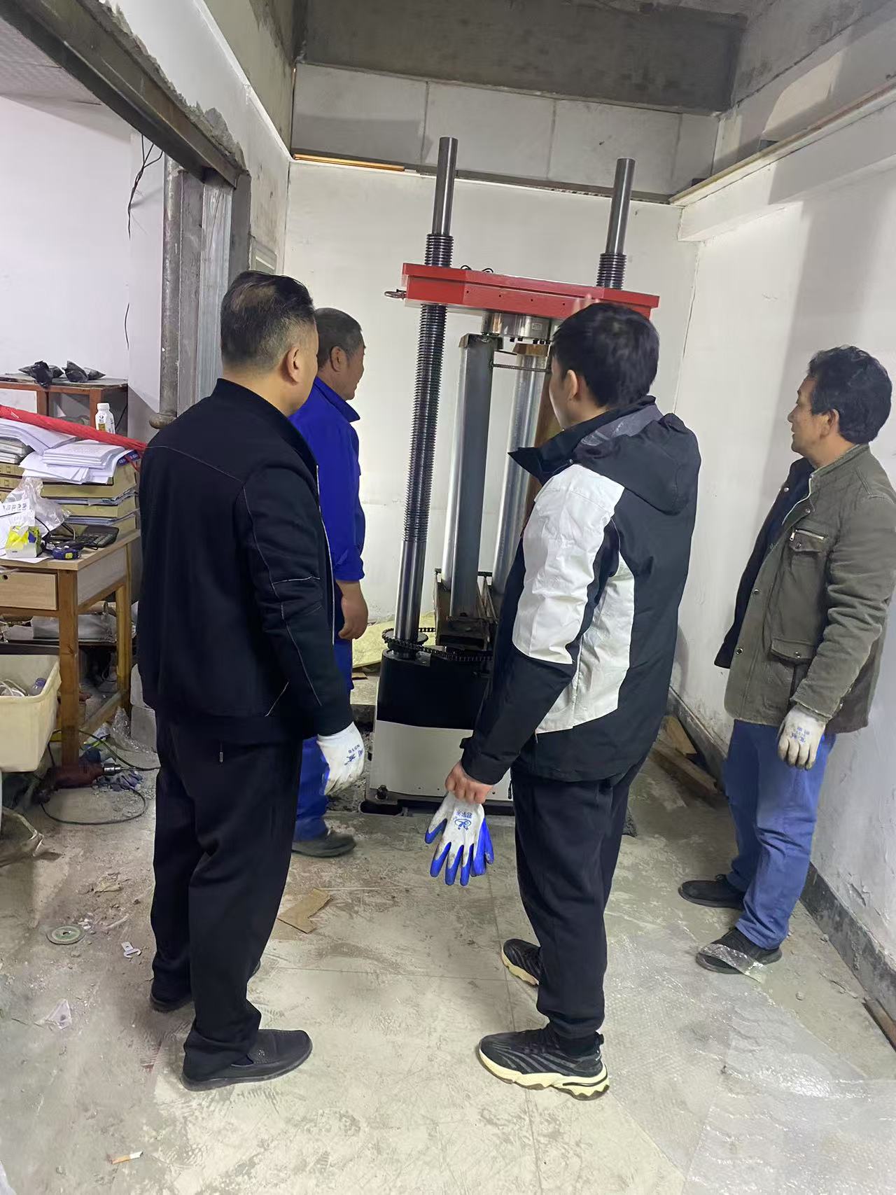 100吨加高万能试验机客户现场装配