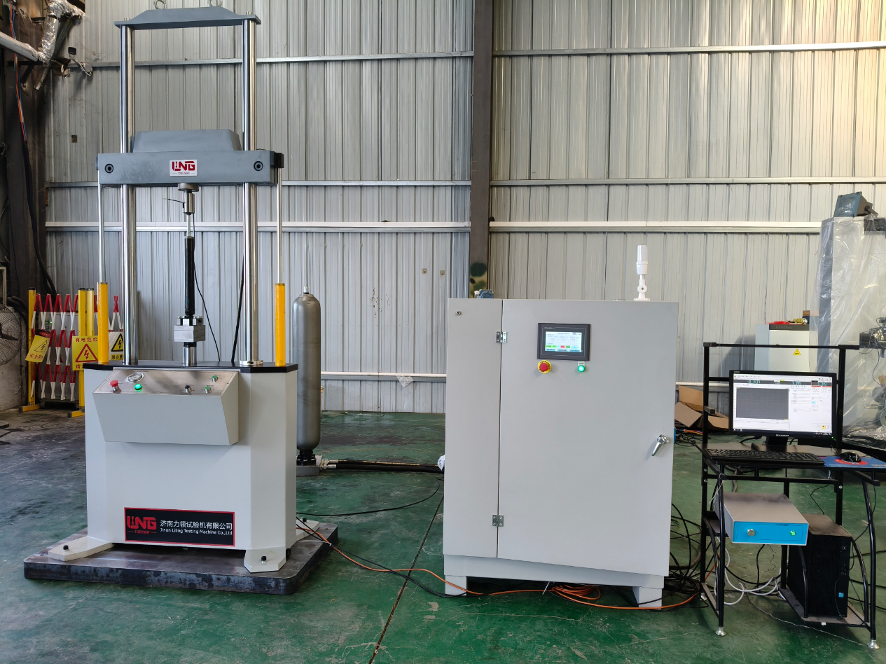 某大学订购的减震器疲劳试验机已调试好待发货